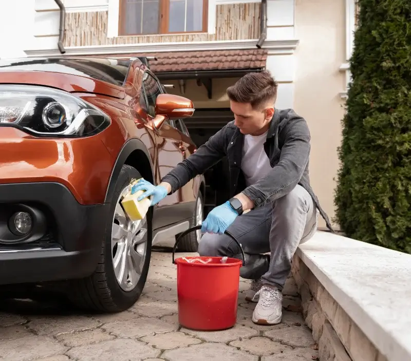 Lavage auto à domicile Raillencourt-Sainte-Olle : professionnel intervenant sur un véhicule